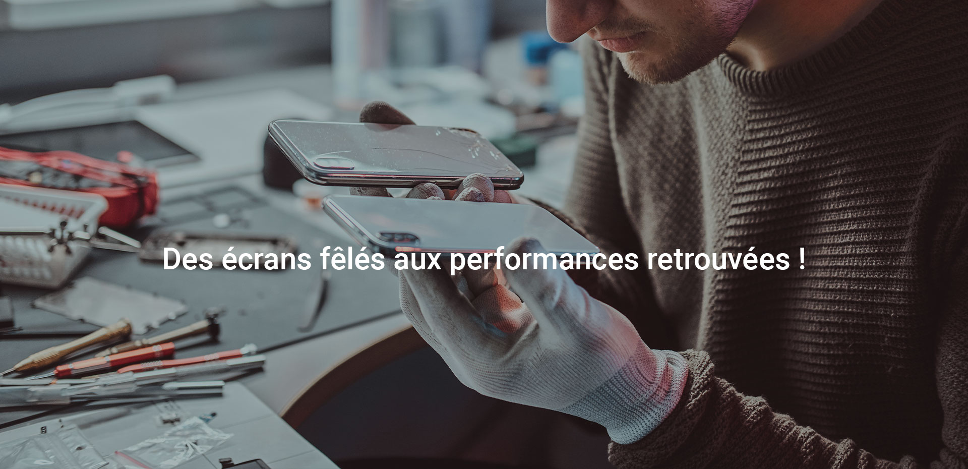 Réparateur qui répare l'écran d'un téléphone