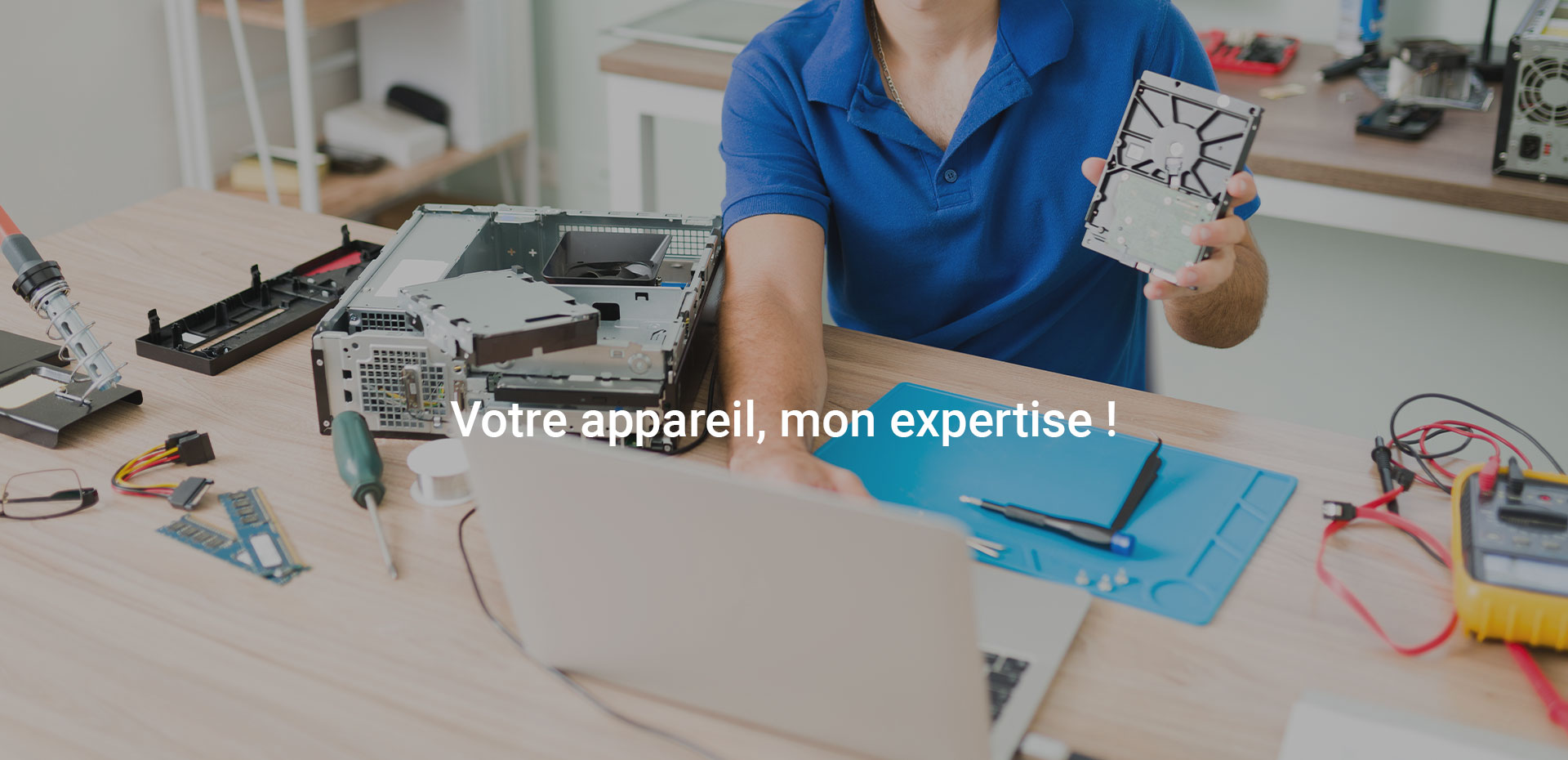 Réparateur qui récupère les données d'un ordinateur en panne